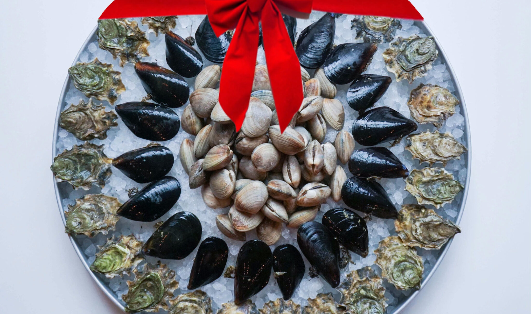 范尼湾牡蛎酒吧和贝类市场提供丰富的新鲜海鲜选择，适合节日盛宴